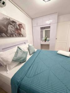 Ένα ή περισσότερα κρεβάτια σε δωμάτιο στο 2BR Condo with Free Pool and Wifi beside SM Ecoland