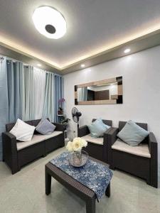 Χώρος καθιστικού στο 2BR Condo with Free Pool and Wifi beside SM Ecoland