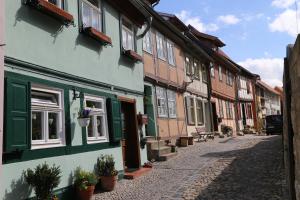 una calle adoquinada en una ciudad con edificios en Idyll 23, en Quedlinburg