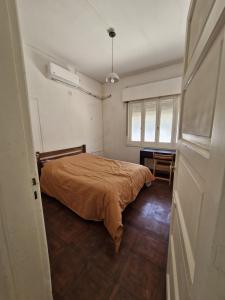 Un dormitorio con una cama y un escritorio. en Habitación de Casa en Av San Martin 422, en Santa Rosa