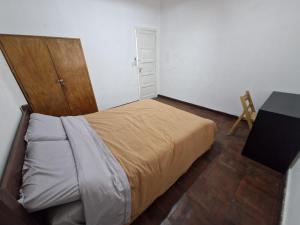 a small bedroom with a bed and a desk at Habitación de Casa en Av San Martin 422 in Santa Rosa