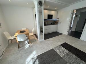 a kitchen and dining room with a table and chairs at Ruhige geräumige Wohnung in Pforzheim