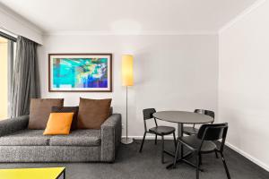 O zonă de relaxare la Sleek 1-Bed by Jubilee Park with Pool