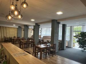 Um restaurante ou outro lugar para comer em Hotel Alf