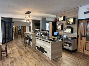 uma cozinha com um balcão e um bar num quarto em Hotel Alf em Borovany