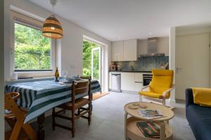 Η κουζίνα ή μικρή κουζίνα στο Hello Zeeland - Holidayhome Beukenlaan 4