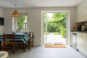 Η κουζίνα ή μικρή κουζίνα στο Hello Zeeland - Holidayhome Beukenlaan 4