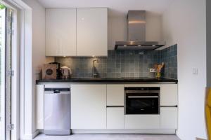 Η κουζίνα ή μικρή κουζίνα στο Hello Zeeland - Holidayhome Beukenlaan 4 +7 φωτογραφίες