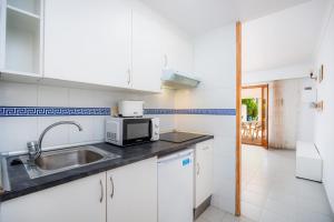 kuchnia ze zlewem i mikrofalówką w obiekcie Apartamento Felipe 2-1 w mieście Cacla D'or