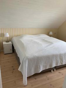 Ένα ή περισσότερα κρεβάτια σε δωμάτιο στο Country Idyll In The Northern Region Of Bornholm