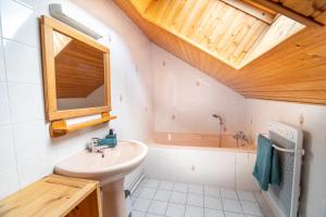 une salle de bains avec lavabo et baignoire dans l'établissement Chalet Ô Gustav, vue montagne, au calme, 8p, à Xonrupt-Longemer 25 autres photos