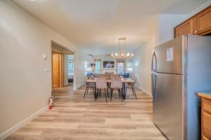 キャンモアにあるBow Valley Chalets-Entire 2 King Bedrooms townhouseのギャラリーの写真