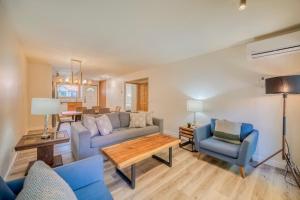Posezení v ubytování Bow Valley Chalets-Entire 2 King Bedrooms townhouse