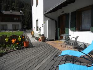 una terraza con sillas y una mesa en una casa en Casa Paola, en Valfurva