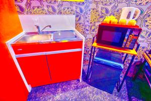 a toy kitchen with a sink and a microwave at ヴィラ犬山 in Inuyama