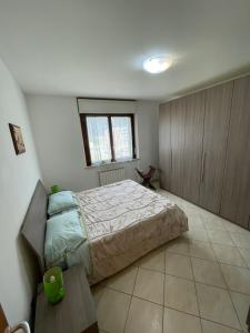Un dormitorio con una cama y una mesa dentro. en Casa MALÙ, en Latina