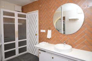 un bagno con lavandino e specchio di Parim Park Resort & Suites a Udaipur