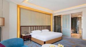 Uma cama ou camas num quarto em Metropolo Hotel Yining Development Zone Hanma Building