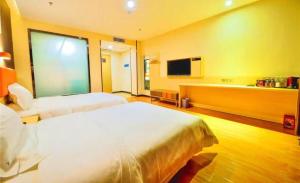 Una cama o camas en una habitación de 7 Days Premium·Shihezi Passenger Terminal 8 fotos más