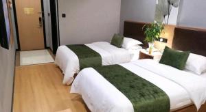 Postel nebo postele na pokoji v ubytování GreenTree Inn Yixing Zhangzhu Express Hotel