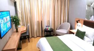 TV a/nebo společenská místnost v ubytování GreenTree Inn Yixing Zhangzhu Express Hotel