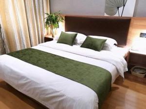 Postel nebo postele na pokoji v ubytování GreenTree Inn Yixing Zhangzhu Express Hotel