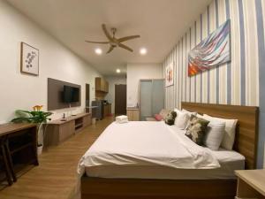TV a/nebo společenská místnost v ubytování Ceylonz Suites Bukit Bintan By MyStay