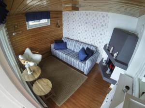 an overhead view of a living room with a couch and a tv at Villa Terveenniemi in Kontula