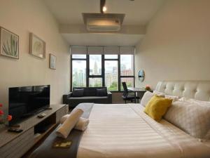 TV a/nebo společenská místnost v ubytování Ceylonz Suites Bukit Bintan By MyStay