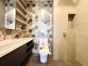 Koupelna v ubytování Ceylonz Suites Bukit Bintan By MyStay + 26 fotografií