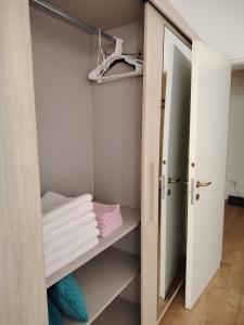 a walk in closet with towels and a mirror at lucia haus trieste in Trieste