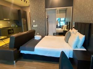 Postel nebo postele na pokoji v ubytování Ceylonz Suites Bukit Bintan By MyStay