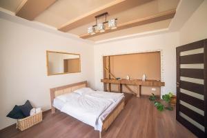 - une chambre avec un lit, un miroir et un lavabo dans l'établissement Apartments Zefir, à Lviv