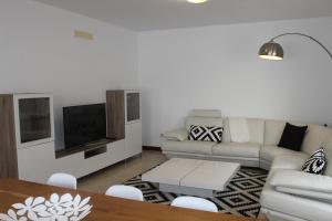 Zdjęcie z galerii obiektu Villa Las Caletas del Mar - Heated Pool w Costa Teguise