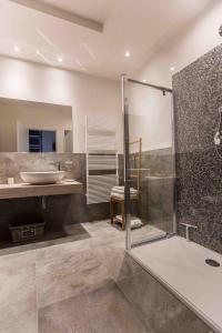 uma casa de banho com um chuveiro, um lavatório e uma banheira em Cascina Belmonte em Fossano