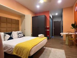 Postel nebo postele na pokoji v ubytování Ceylonz Suites Bukit Bintan By MyStay