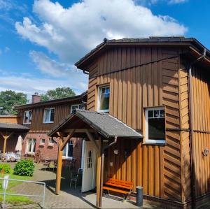 a tiny house with a roof and a bench at Möllers Morgen in Lentföhrden