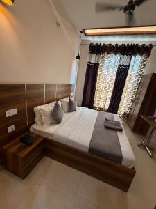 Ένα ή περισσότερα κρεβάτια σε δωμάτιο στο Hotel kartik
