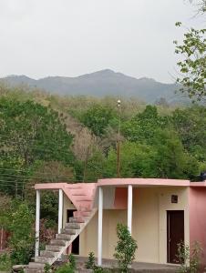 Cảnh núi rừng hoặc tầm nhìn ra núi từ nhà nghỉ nhỏ