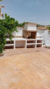 eine weiße Bank auf einer Terrasse in der Unterkunft Vivienda Rural El Retiro in Villanueva del Rey