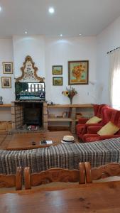 ein Wohnzimmer mit Sofa und Kamin in der Unterkunft Vivienda Rural El Retiro in Villanueva del Rey