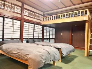 2 letti in una camera con soppalco di 笑庵emian a Hakusan