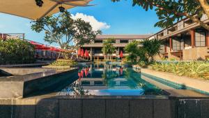 拉迈苏梅岛皇宫酒店的建筑物前的游泳池