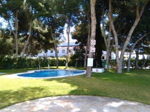 Bazén v ubytovaní APARTAMENTO PINAR de MONTEMAR alebo v jeho blízkosti