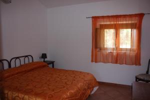 a bedroom with a bed and a window at Azienda Agrituristica Le Puzelle in Santa Severina