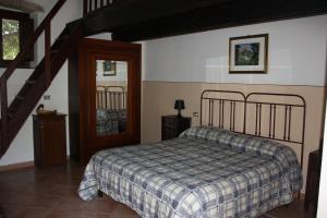 Azienda Agrituristica Le Puzelle tesisinde bir odada yatak veya yataklar