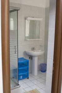a bathroom with a sink and a mirror at B&B L'Angolo in Sannicola