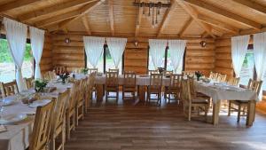un gran comedor con mesas y sillas en un granero en Complexul Rustic, en Avrig