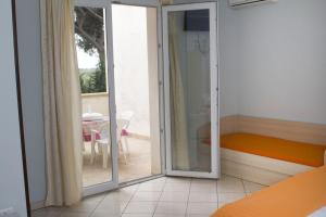 a room with sliding glass doors leading to a patio at B&B L'Angolo in Sannicola