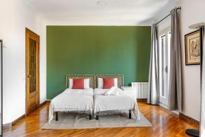 Postel nebo postele na pokoji v ubytování Big apartment for 15 in the heart of Eixample